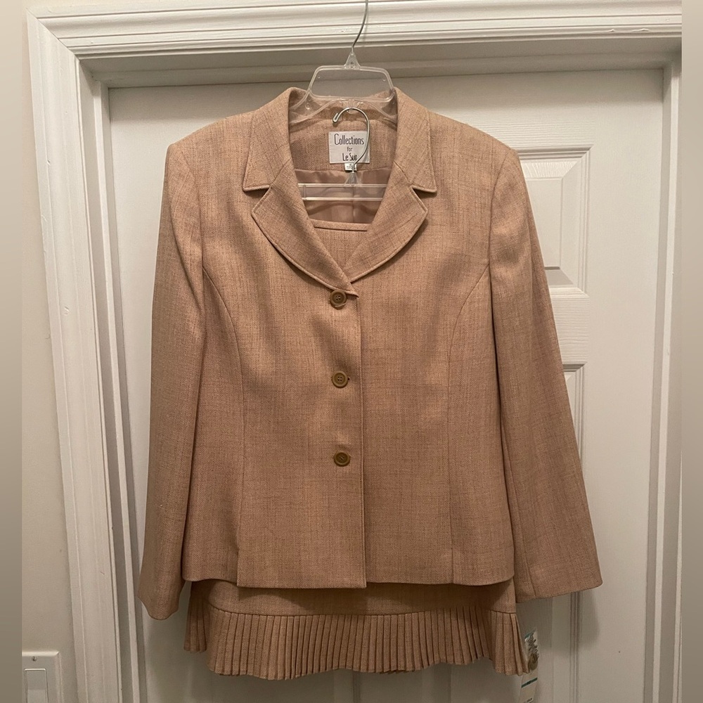LeSuit Collection 2 Piece Skirt Set. NWT